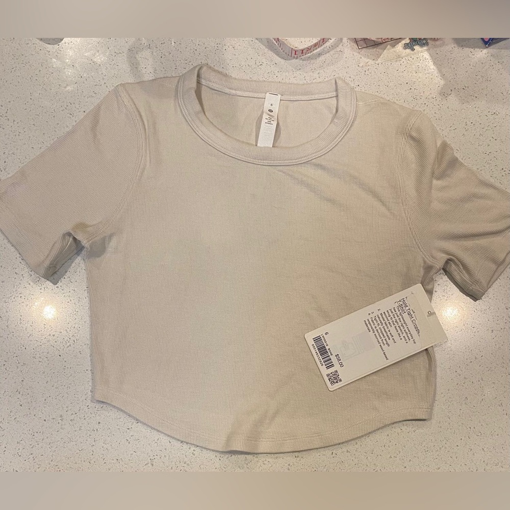 Lululemon tight cropped T-shirt - Picture 4 of 12